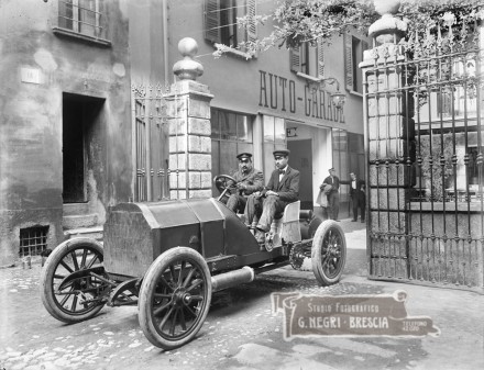 un'automobile a Brescia nei primi novecento
